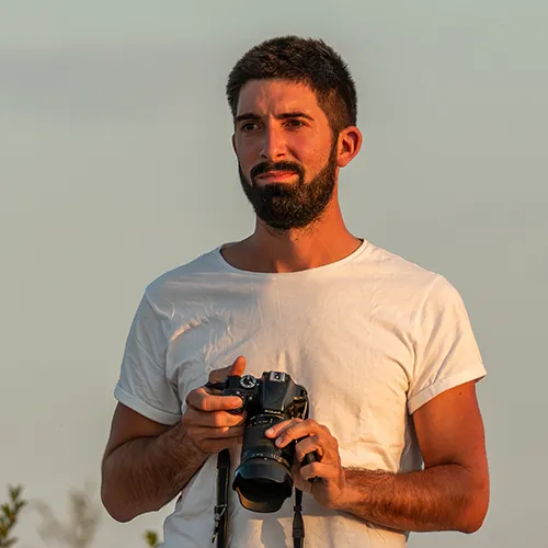 Alexis créateur d'Okuyenda tenant un appareil photo